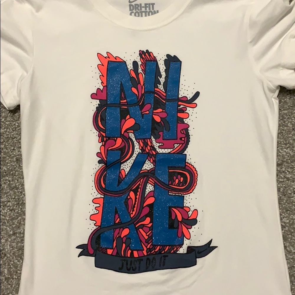nike small white shirt
